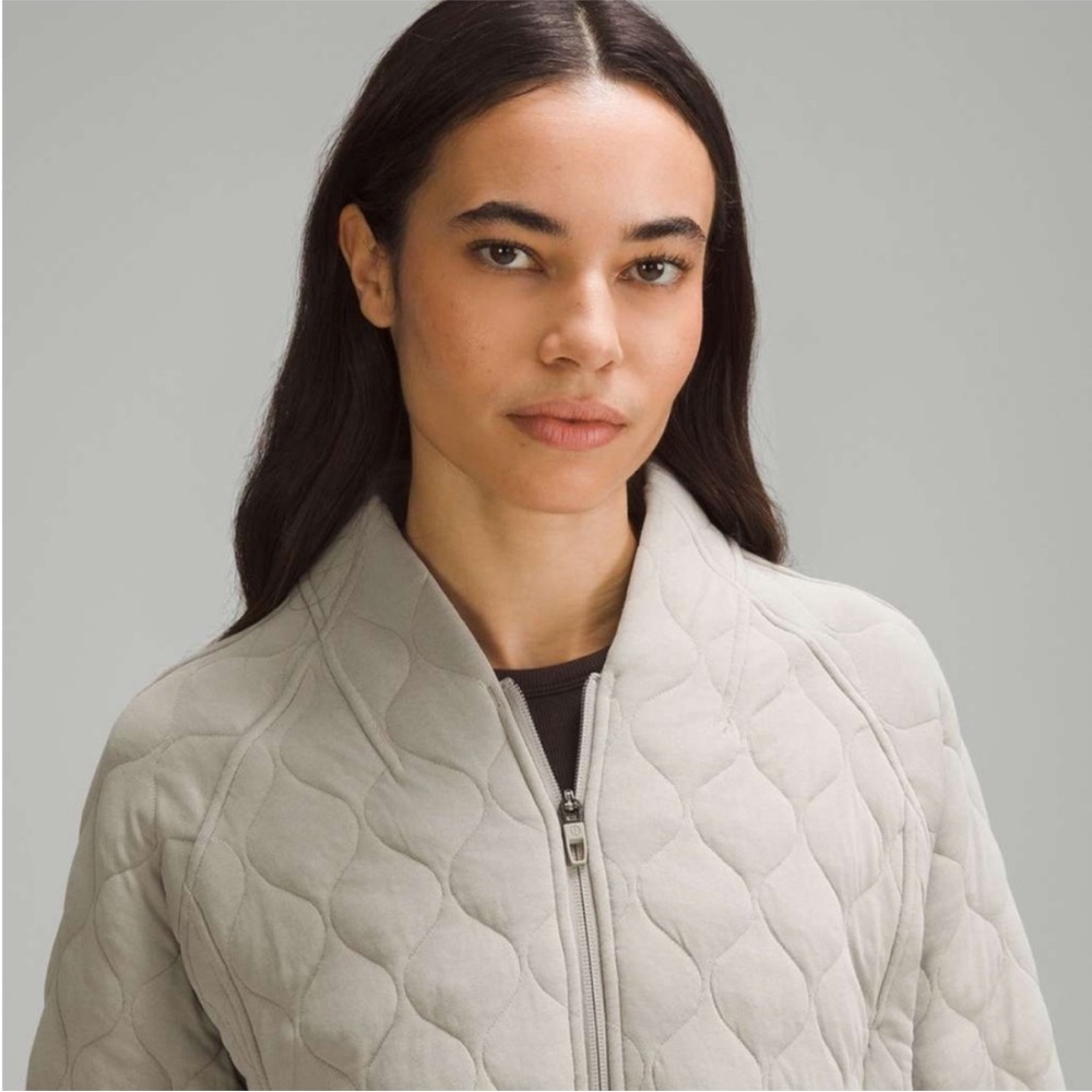 Lululemon Quilted Riverstone Taupe Bubble Shaped Cropped Bomber Jacket Size 8 - Picture 2 of 13